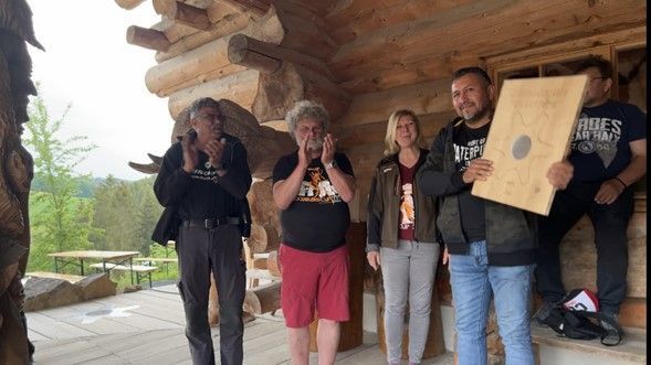 Alemania: Estrella de la Fama en escultura con motosierras a artista mapuche
