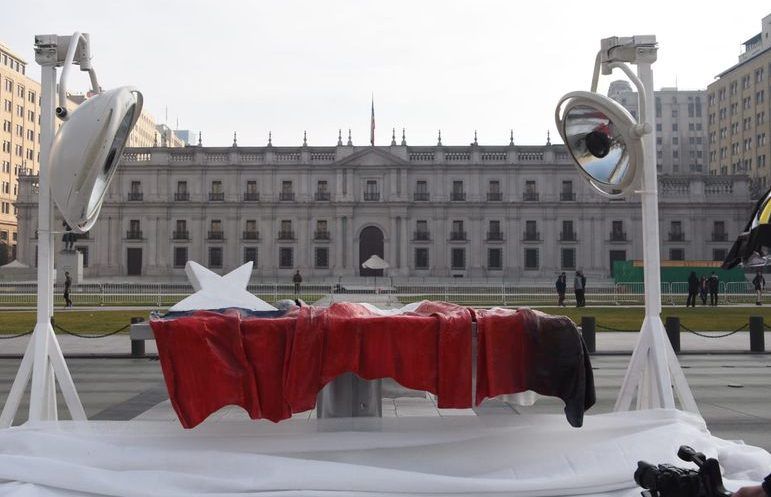 Instalación «Estado Crítico» frente a La Moneda: «Llamado a la unidad nacional»