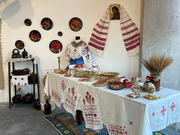 Artistas ucranianos exponen en Santiago para recaudar ayuda humanitaria