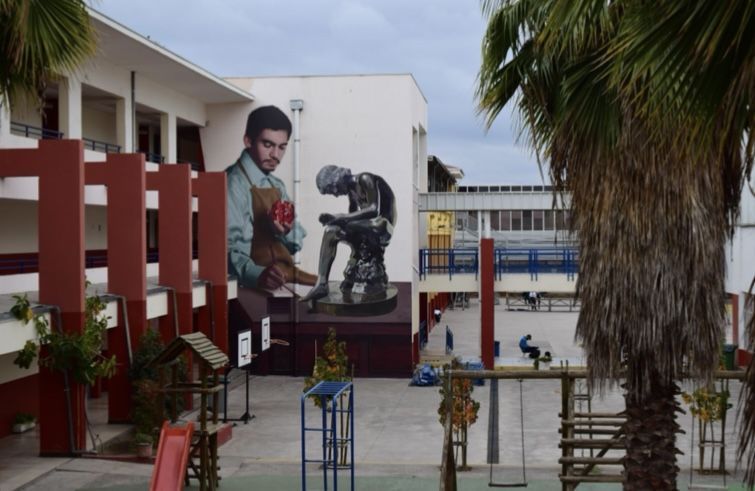 «Vocación»: mural de Maturana y Theic que insta a estudiantes a buscar la suya propia