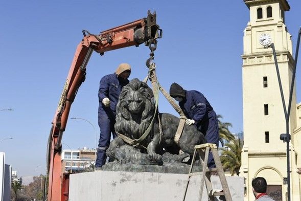 Esculturas de Los Leones en Providencia volvieron a su lugar tras reparaciones