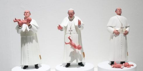 Polémica escultura de chileno en México muestra al Papa arrojando a niño al piso