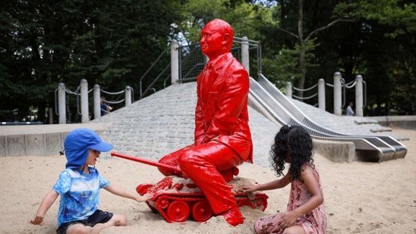 Escultura de Putin «aparece» en área infantil de Central Park en New York