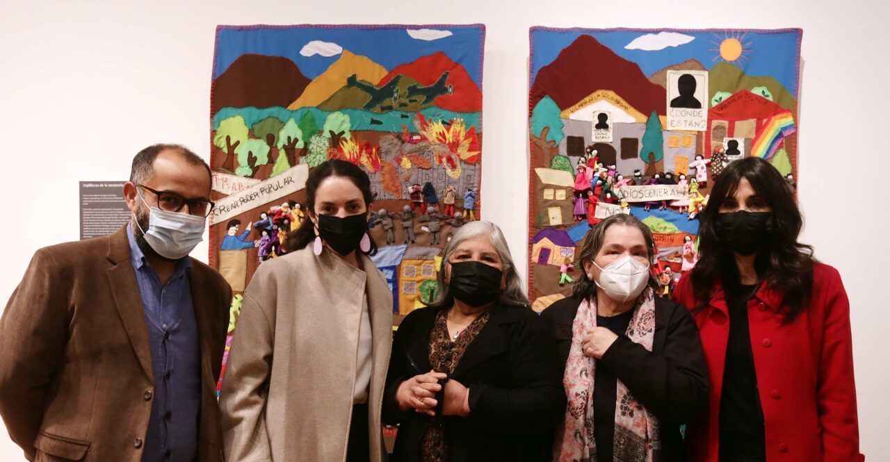 «Arpillera de la Memoria» entregan trabajo colaborativo a Museo Histórico Nacional