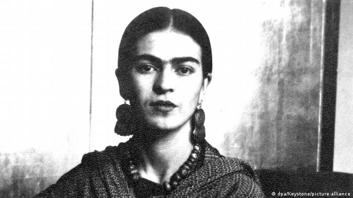 Inauguran en París extensa muestra de centenares de «objetos ocultos» de Frida Kahlo