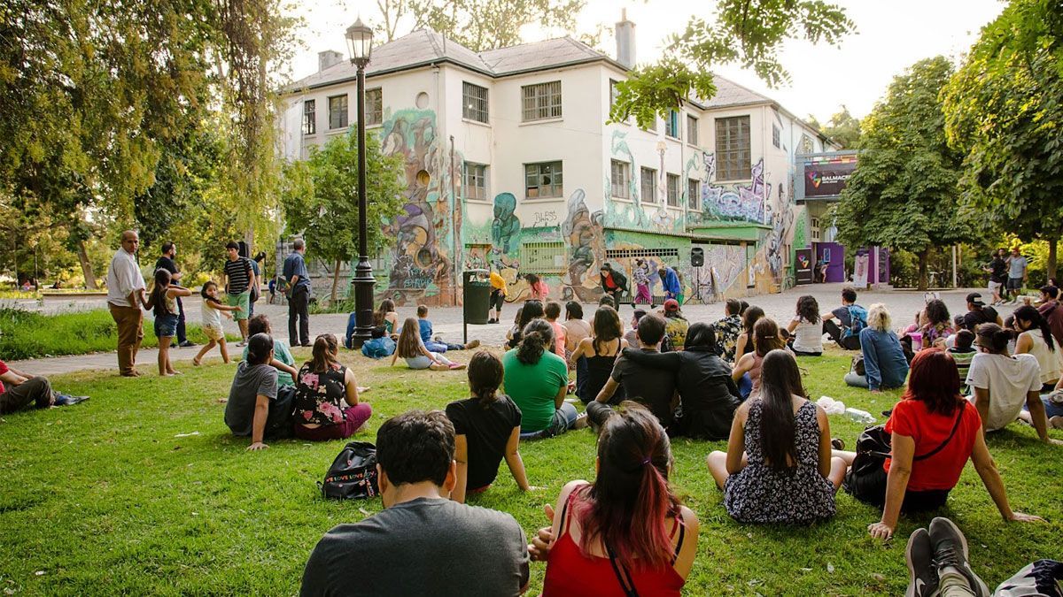 Balmaceda Arte Joven celebra sus 30 años con feria de artes y oficios