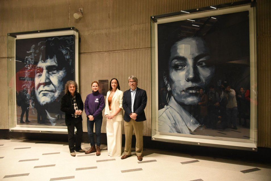 Retratos de artistas chilenos hechos con jeans en Metro Plaza Egaña