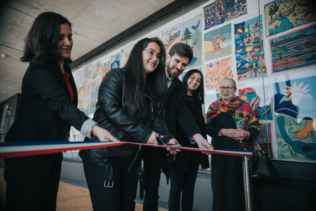 Mural textil en homenaje a Violeta Parra se reinstala en Teatro Biobío