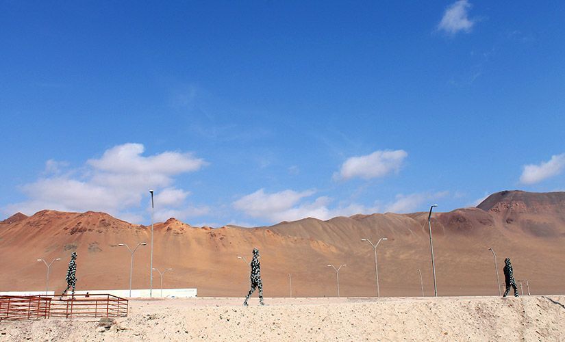 «Trashumantes» de Carlos Fernández en aeropuerto de Iquique: elegía al ir y venir