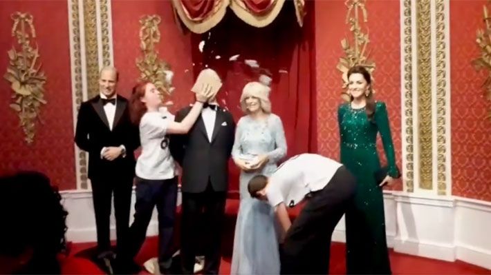 Ecologistas arrojan pastel a rostro de figura de cera de Carlos III en Londres