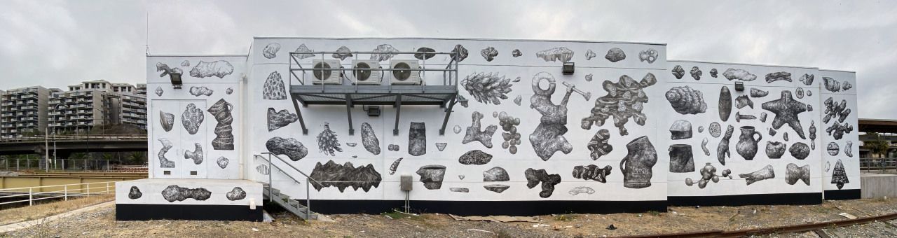 «Composición 19» de SaintRobot, mural blanco y negro en «La Ruta de Estaciones EFE, Valparaíso»