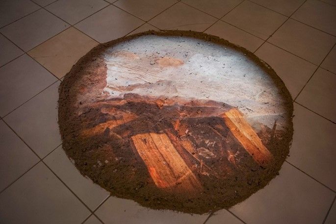 Alex Mellado expone su cocreación con «Intemperie» y «Lenguaje del fuego» en la UCT