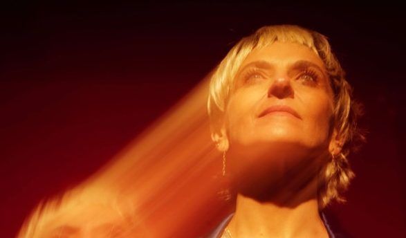 Antonia Zegers protagoniza monólogo «Girls & Boys» de Dennis Kelly en Teatro UC