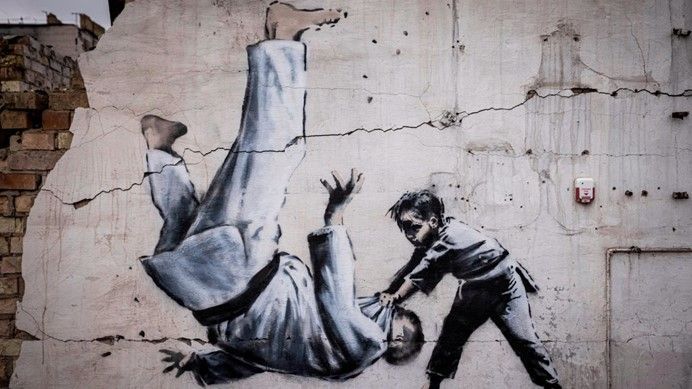 Ucrania: policía frustra robo de obra de Banksy pintada afueras de Kiev