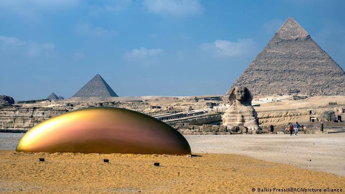 «Forever is now», la exposición que crea ilusiones ópticas frente a las pirámides de Giza