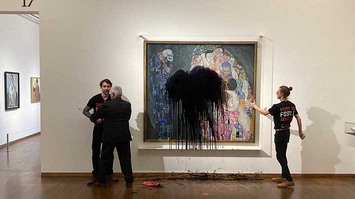 Activistas ambientales arrojan petróleo sobre cuadro «Muerte y Vida» de Klimt