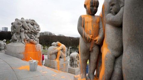 Ecologistas atacan obras de Warhol en Milán y Vigeland en Oslo