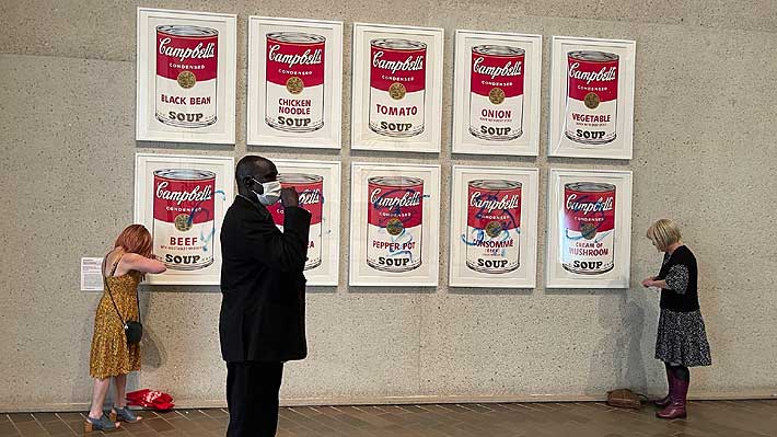 Activistas ambientales se pegan a «Latas de sopa Campbell» de Warhol en Australia