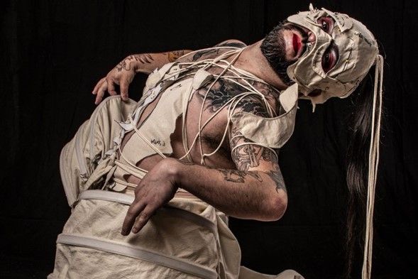 Bagnara estrena perfomance art de diseño «Cuerpa Roja» en el GAM