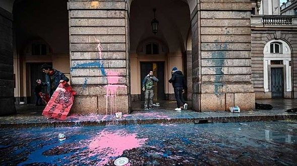Ambientalistas ensucian con pintura la entrada de La Scala de Milán