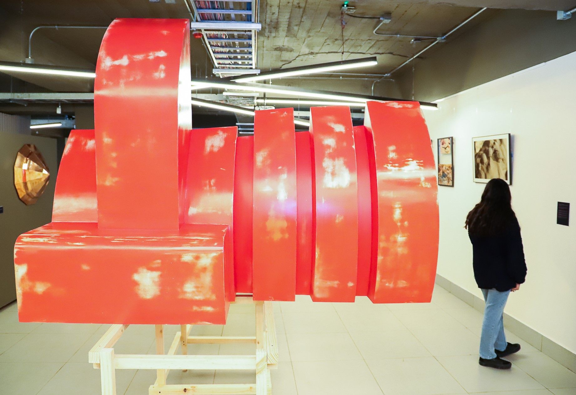 Exposición «Mining Data» de José Ulloa indaga sobre colonialismo industrial y mecenazgo