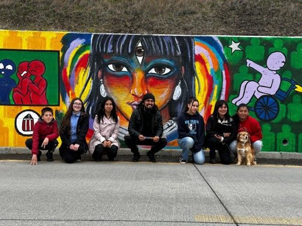 Mural colectivo de jóvenes de Porvenir visibiliza derechos de la infancia en ruta Bahía Chilota
