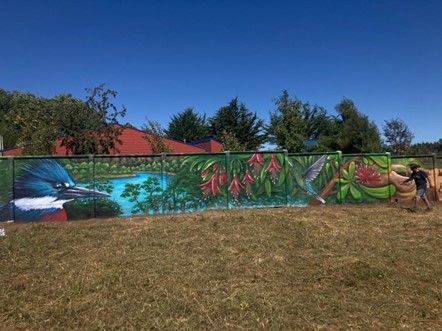 En Río Bueno recuperan sector de pozo lastre con mural participativo e identitario