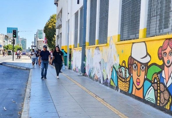 Se inicia restauración de mural vandalizado en edificio del SII de Concepción