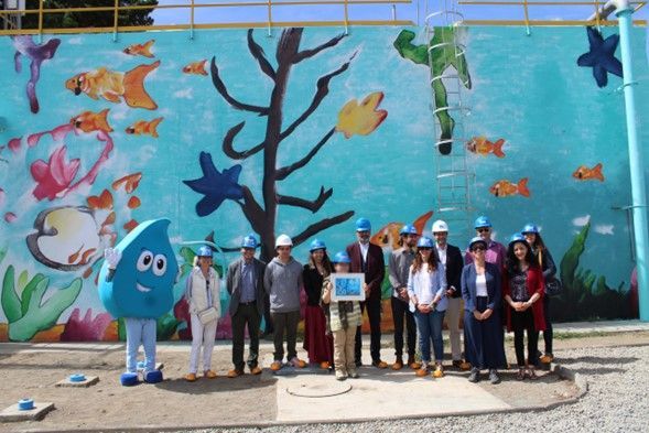 Pintura ganadora de concurso queda plasmada en estanque de aguas en Puerto Varas