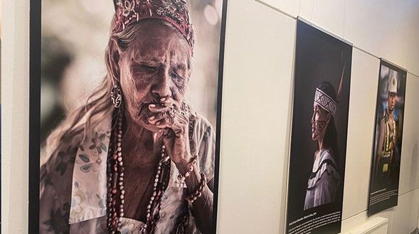 Día de la Mujer: exposición de Yayo López muestra en la UCSC la «Belleza Peruana»