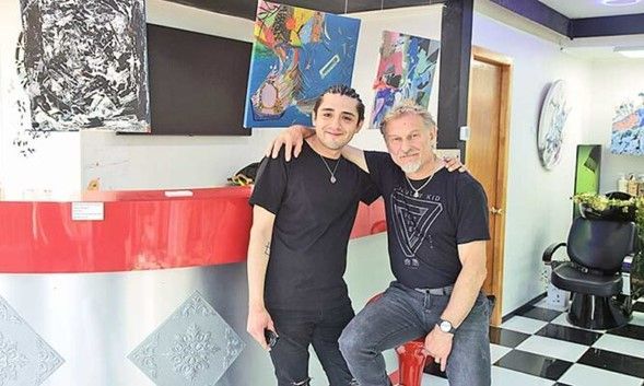 Salón de peluquería muta en galería de arte con obras de Nicolás Vera Dos Santos en Pto. Natales