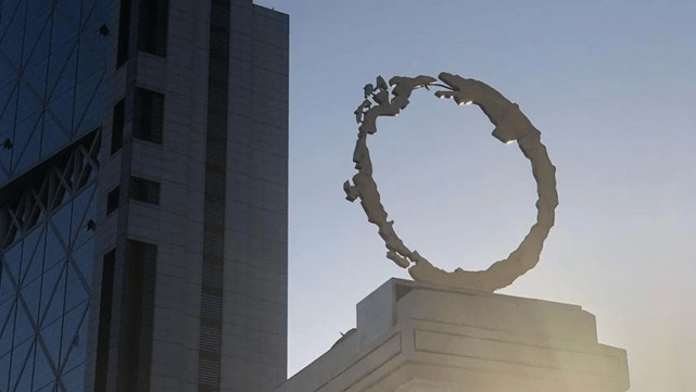 Uroboro se toma espacio en Plaza Baquedano: «La metáfora perfecta»