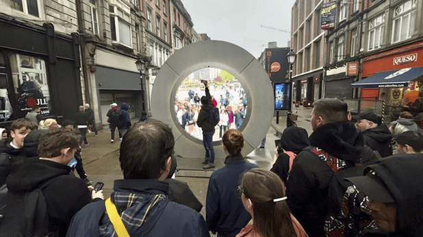 Cierran temporalmente instalación artística que conecta Dublín-N. York por conductas groseras