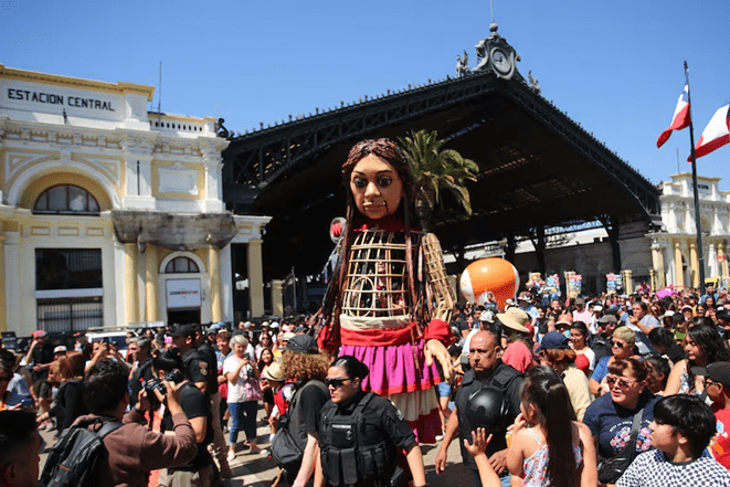 Festival Teatro a Mil 2025 comienza con Amal, marioneta gigante que recorrerá Chile