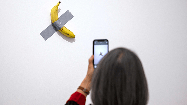 Por tercera vez se comen el plátano de «Comedian» de Cattelan en Francia