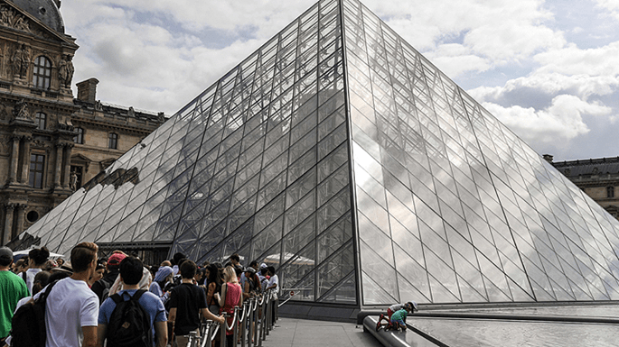 Museo del Louvre sube 45% precio de la entrada para visitantes no europeos
