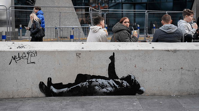 Banksy deja dos murales idénticos en diferentes zonas de Londres: niños sin hogar