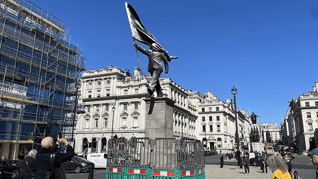 Aparece en Londres estatua atribuida a Banksy sin confirmación oficial