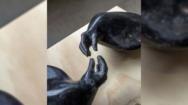 Roban escultura de Felipe Pineda «Dicho a mano» desde Museo de Arte Contemporáneo